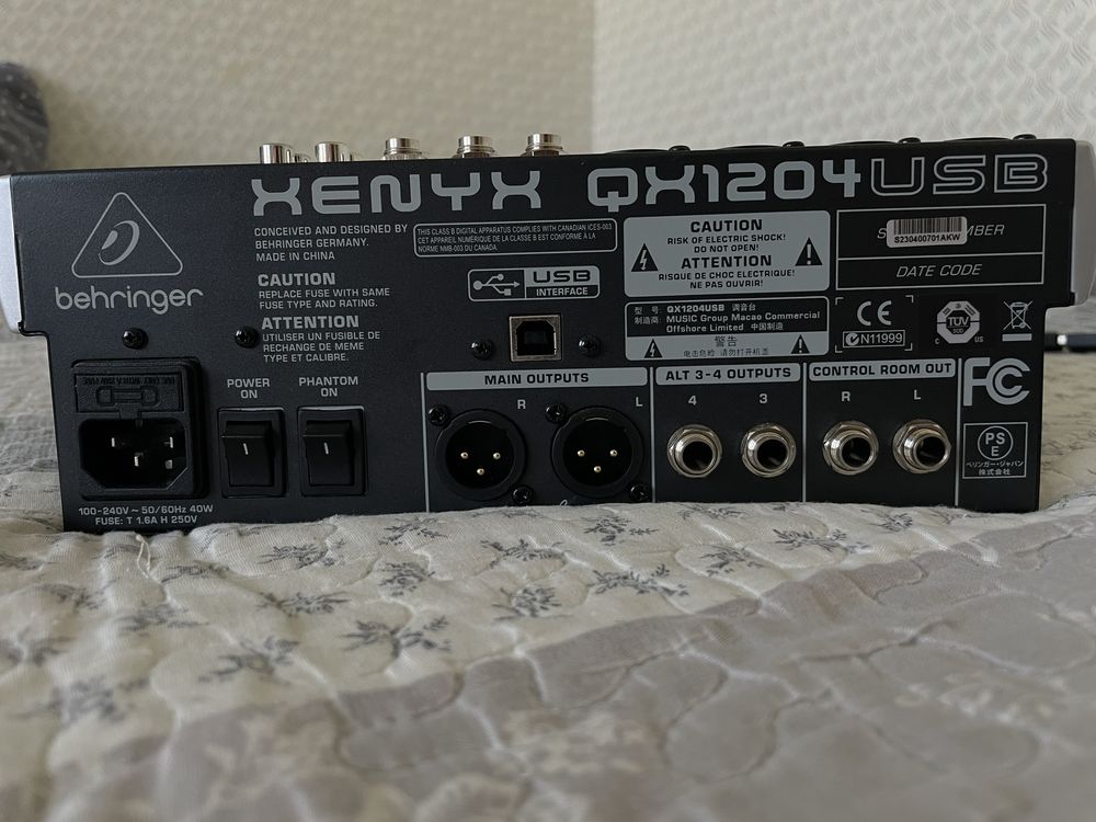 Мікшерний пульт Behringer Xenyx 1204USB