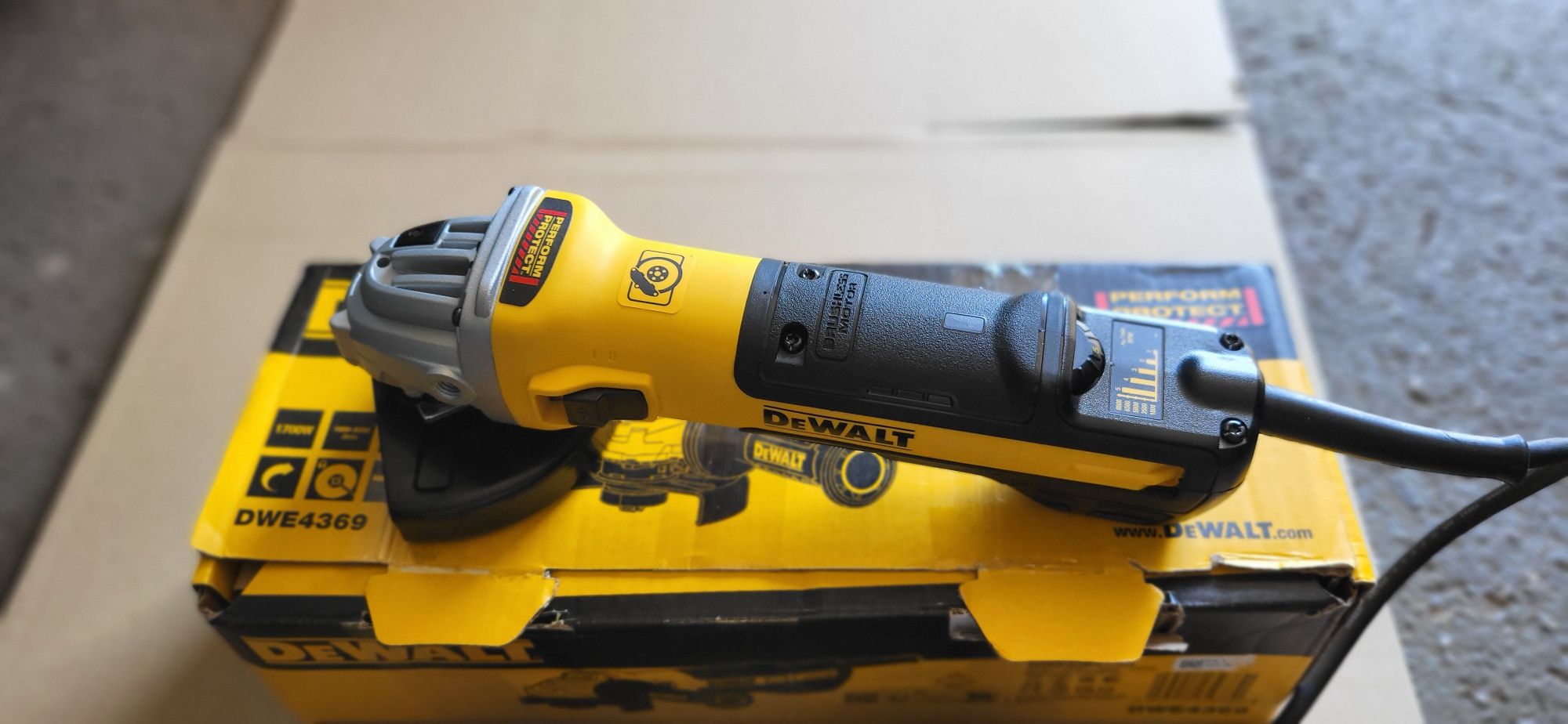 Szlifierka Kątowa  Dewalt  DWE4369   1700w