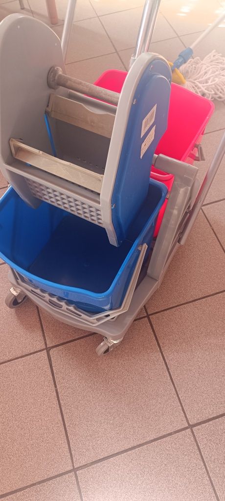Wózek do sprzątania dwuwiaderkowy