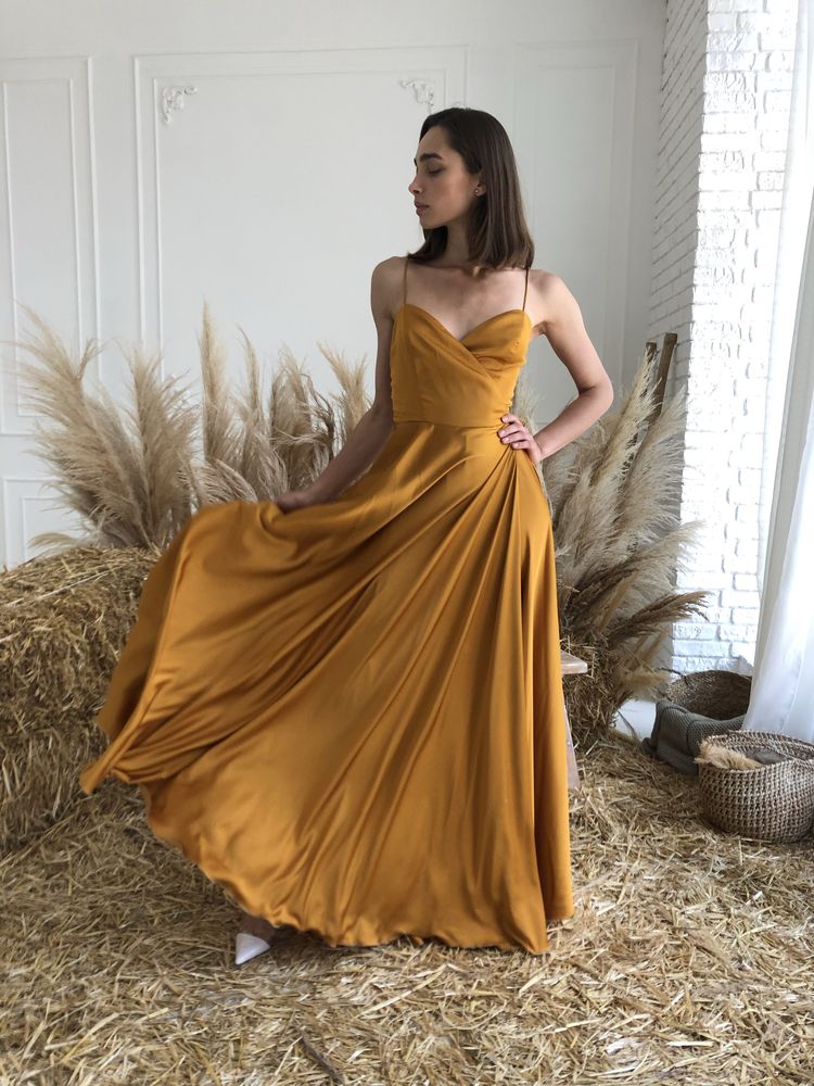 Шовкова атласна сукня на запах золотого кольору для дружок