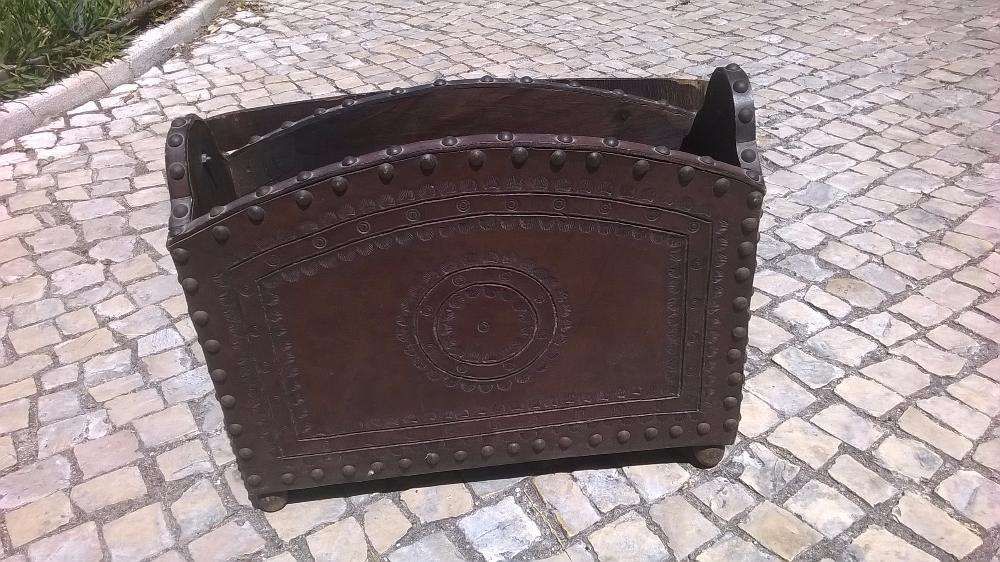 Suporte para Jornais, Revistas, etc. Em Couro (Cabedal). Antigo. Lindo