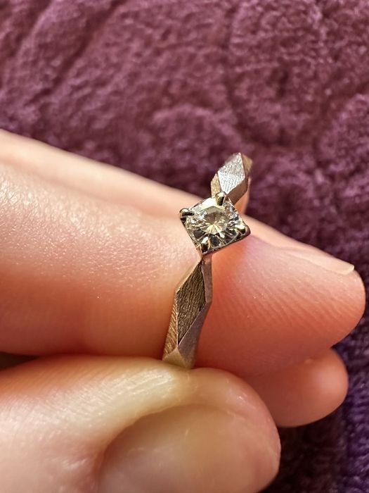 Кольцо с белого золота с бриллиантом ювелирного дома Kochut