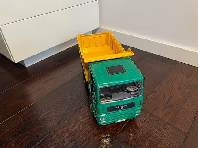 Samochód osobowy z firmy Bruder - wywrotka, produkt nowy