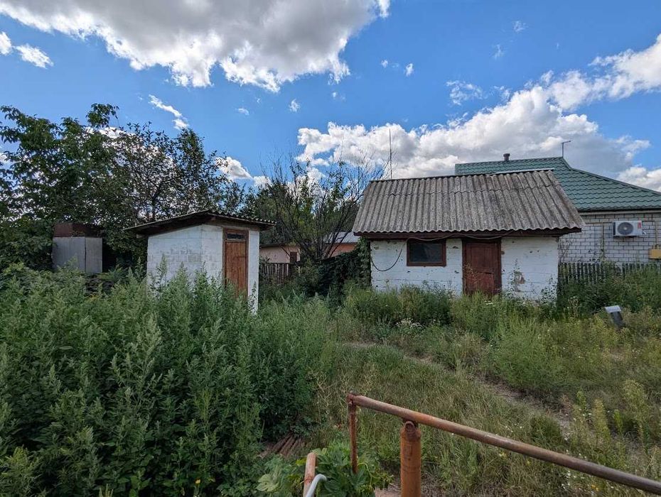 Будинок в Хацьках з великим гаражем-майстернею, є світло, газ та вода