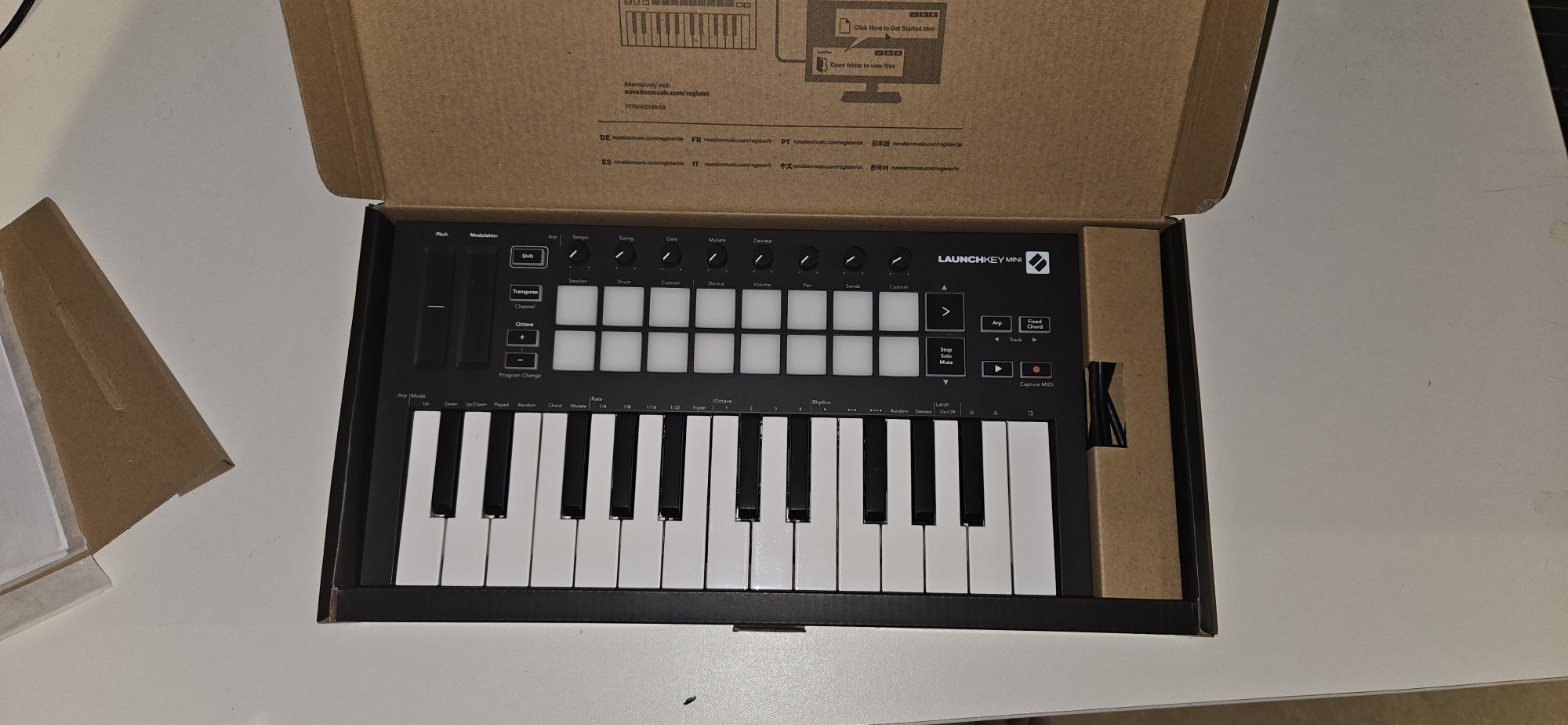 Миди клавиатура Novation Launchkey mini mk3