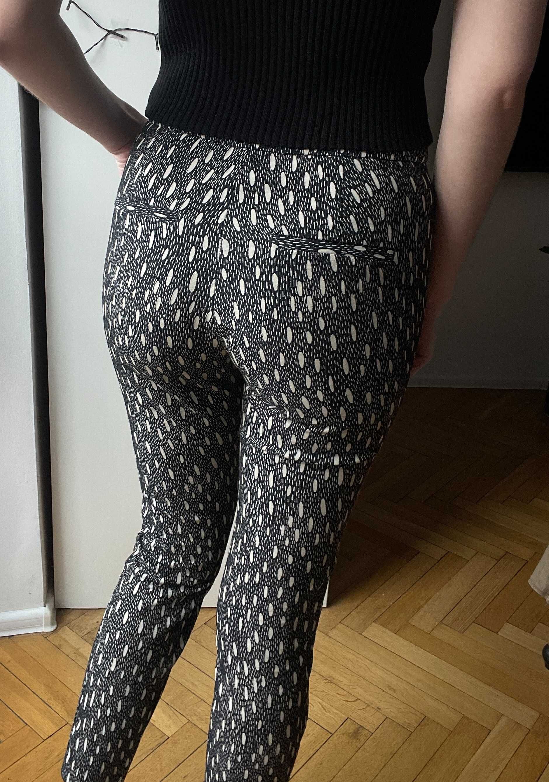 Eleganckie spodnie chinosy 7/8 we wzory Zara