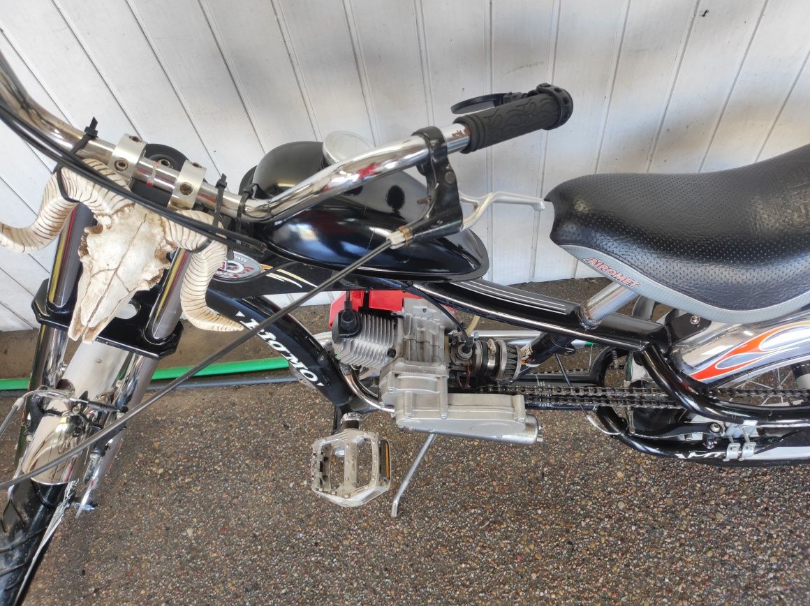 Rower chopper z spomaganiem z silnikiem spalinowym