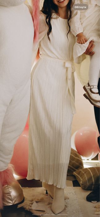 Біла довга святкова сукня