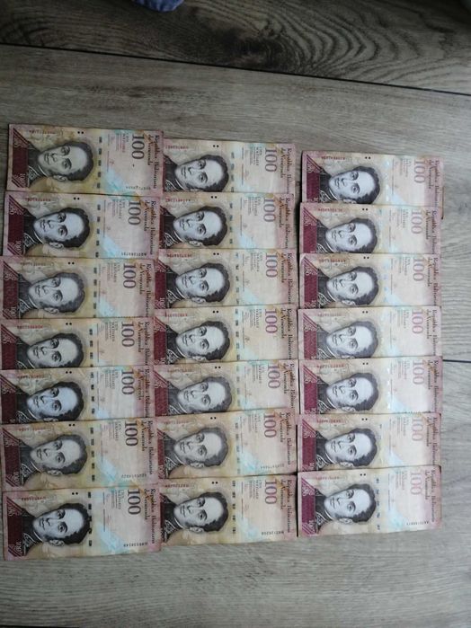 Zestaw 21 sztuk banknotów 100 boliwarów z Wenezueli