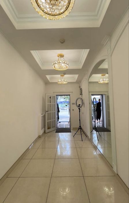 Помещение !! Красная линия !! Вывеска, Витрина