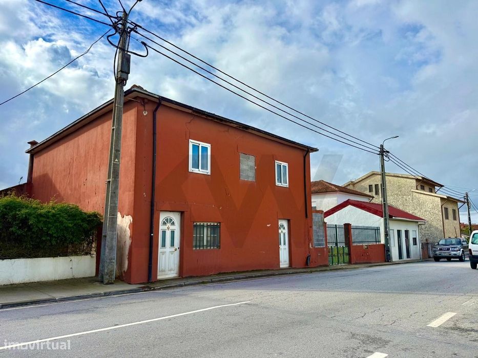 Moradia T3 para reabilitar com jardim e garagem em Jovim