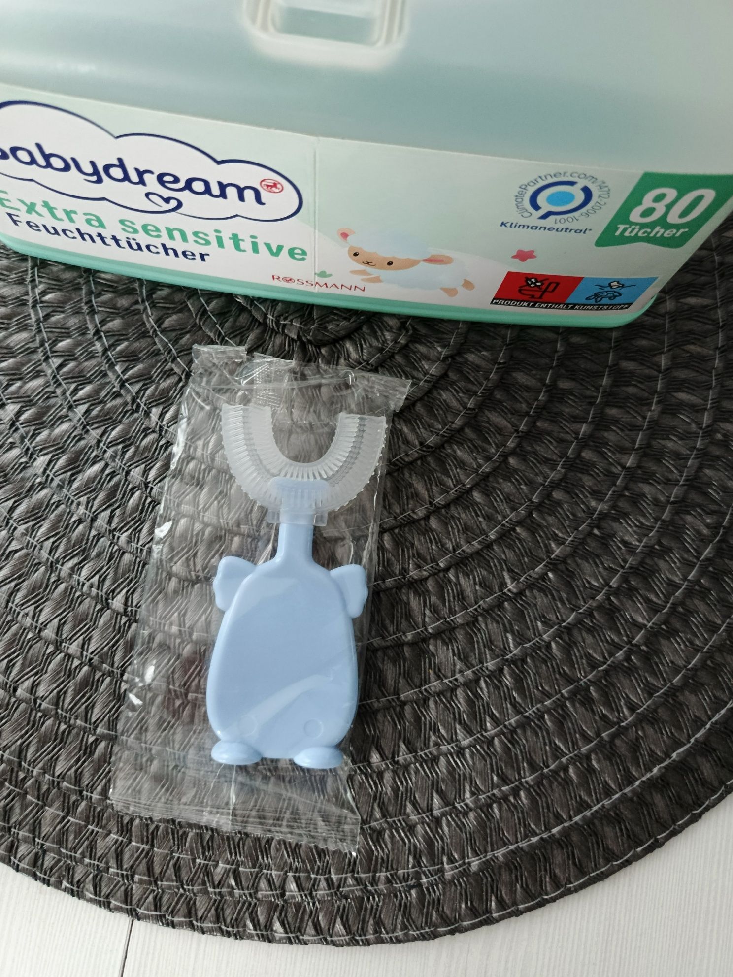 Zestaw: pojemnik na mokre chusteczki,silikonowa szczoteczka, skarpetki