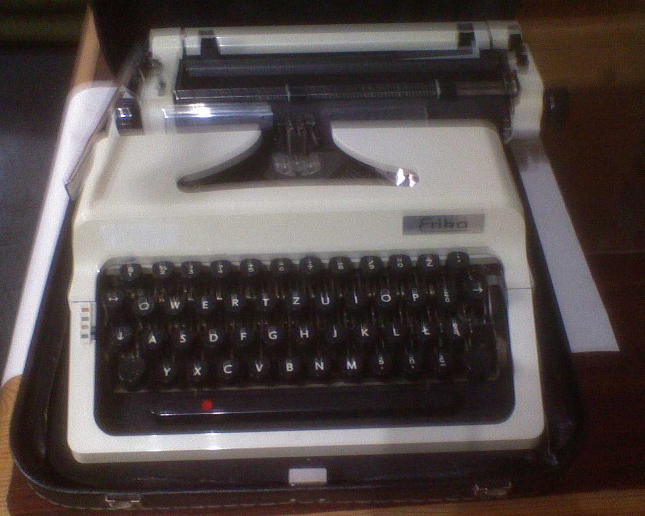 Stara maszyna do pisania ERIKA