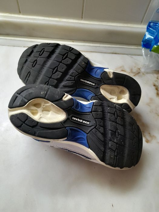 Sapatilhas azul e branca da marca Newbalance,