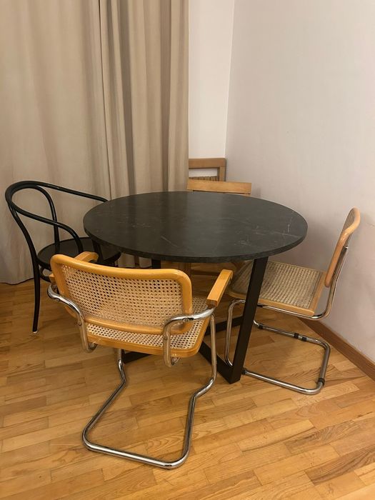 Okrągły stół z blatem imitującym marmur – średnica 110 cm