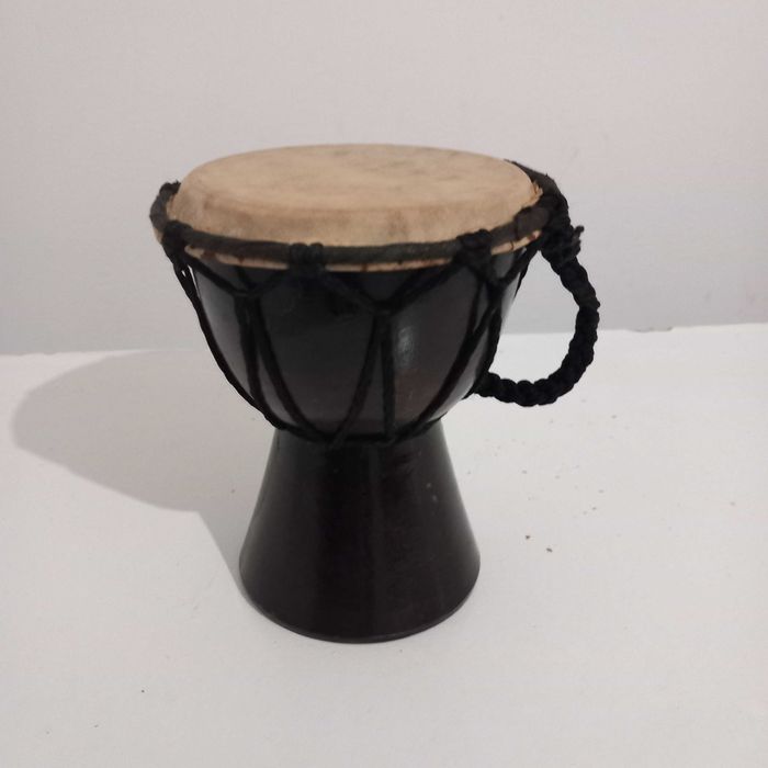 Pequeno tambor em pele
