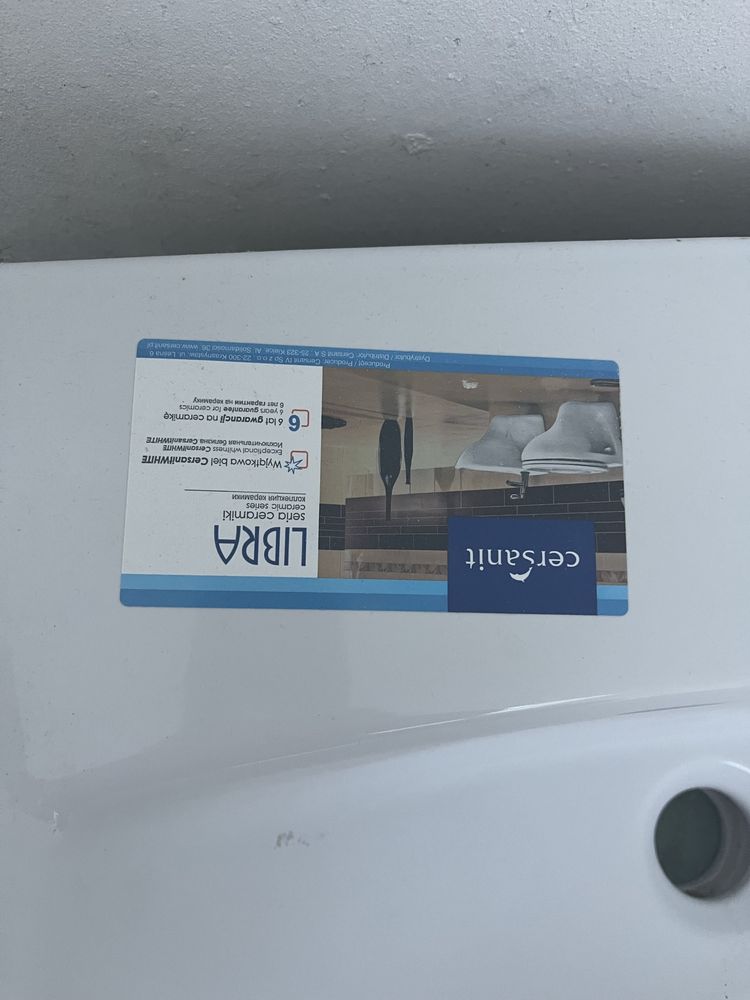 Nowa umywalka  ceraminczyna z  nową baterią plus lustro gratis