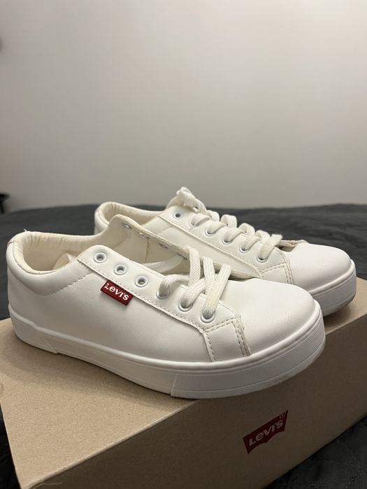 Білі кросівки Levi’s Malibu 2.0 оригінал