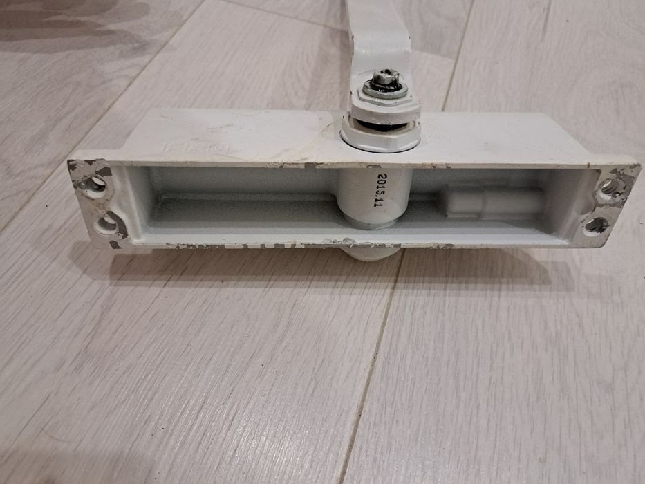 Дверний дотягувач, доводчик