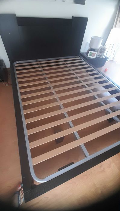 Cama de casal em madeira wenguê + estrado