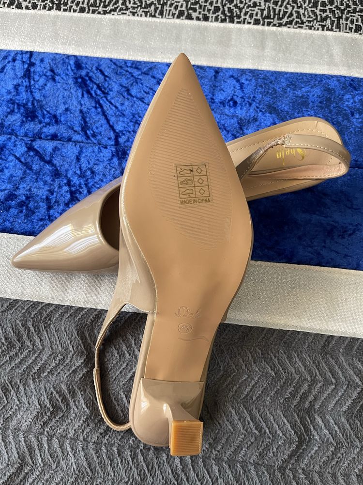 Sapatos nude em verniz novos