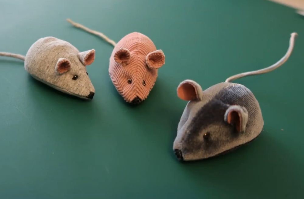 Ręcznie szyte myszki dla kota.