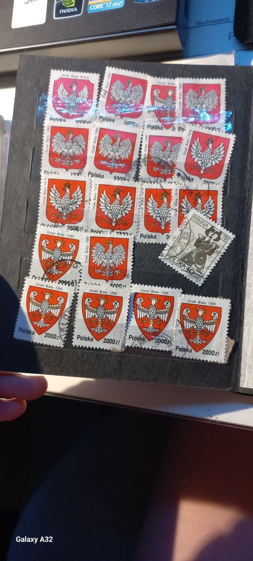 Klaser z e starymi znaczkami pocztowymi