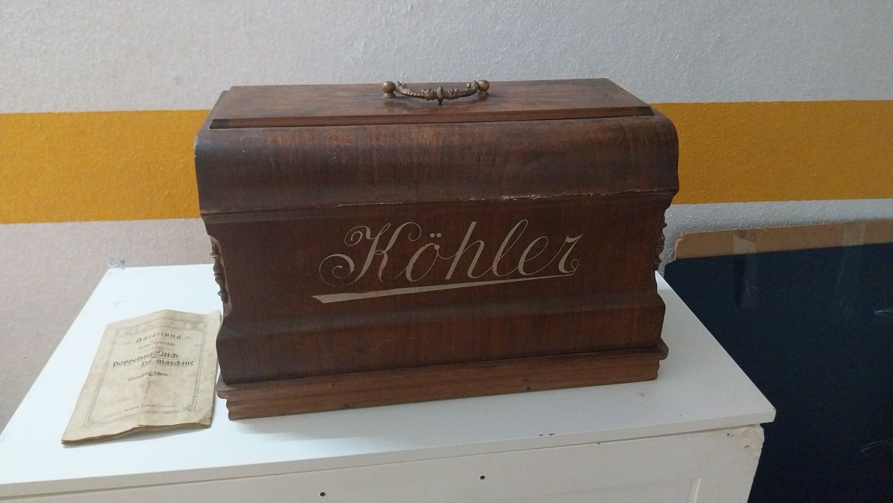 Máquina de Costura Antiga Köhler Manual – Portátil com Base de Madeira
