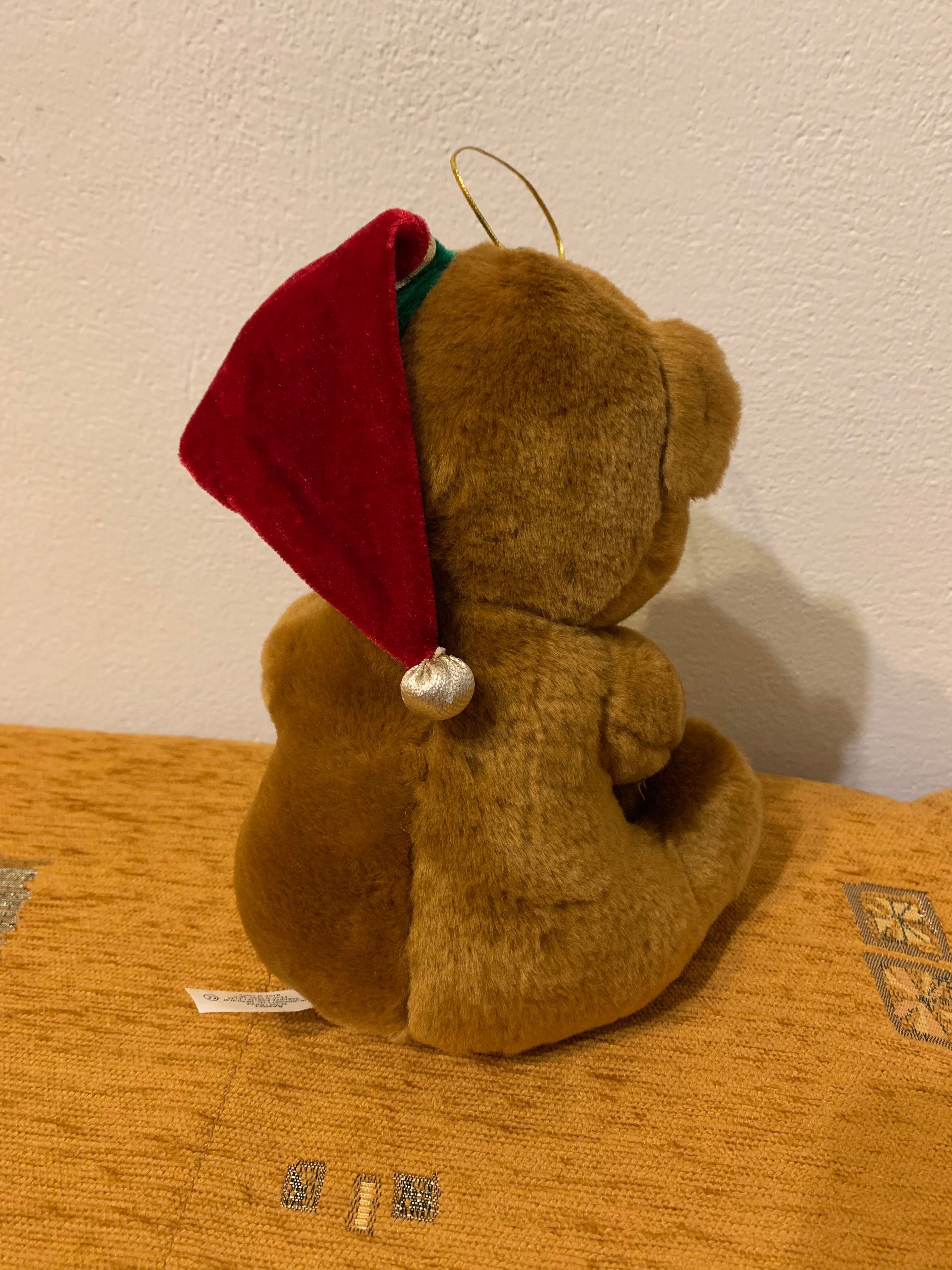 Miś maskotka świąteczna z czapeczką trzymająca prezent zabawka