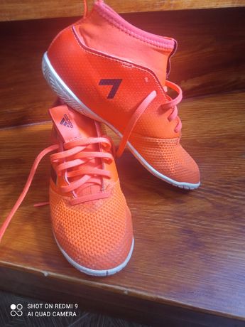 Кросівки Адідас (оригінал), яскраво помаранчевого кольору.