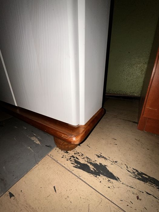 Drewniana szafka narożna