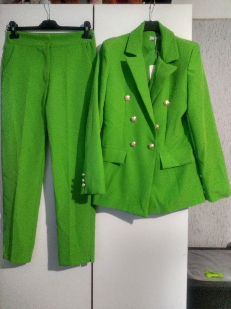 Nowy z metką elegancki garnitur damski