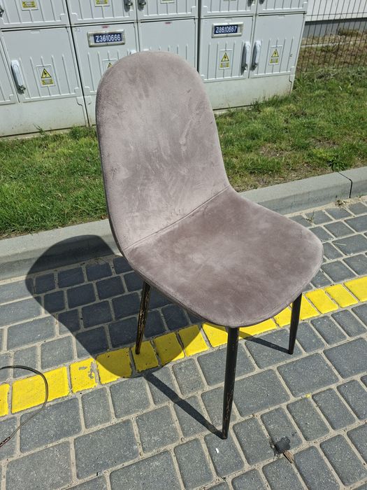 Dwa krzesła na sprzedaż cena za oba