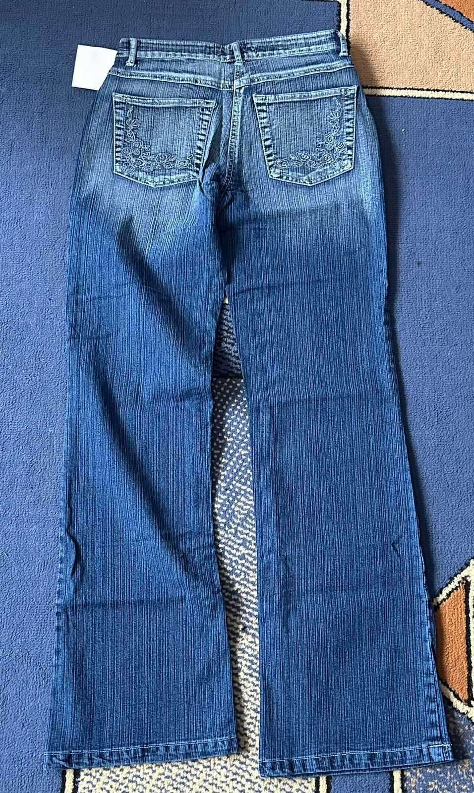 Стильні джинси кльош