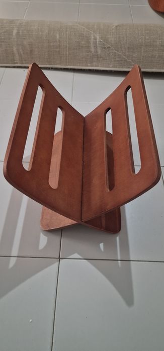 Porta revistas madeira maciça.