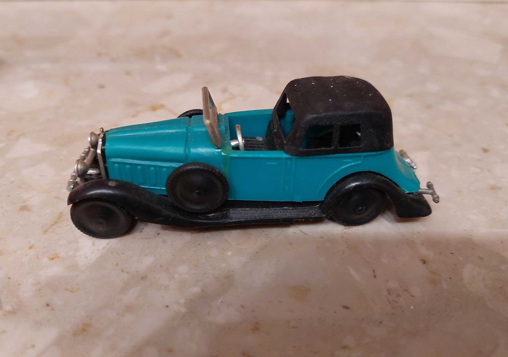 Modele starych samochodów, autka plastikowe z czasów PRL