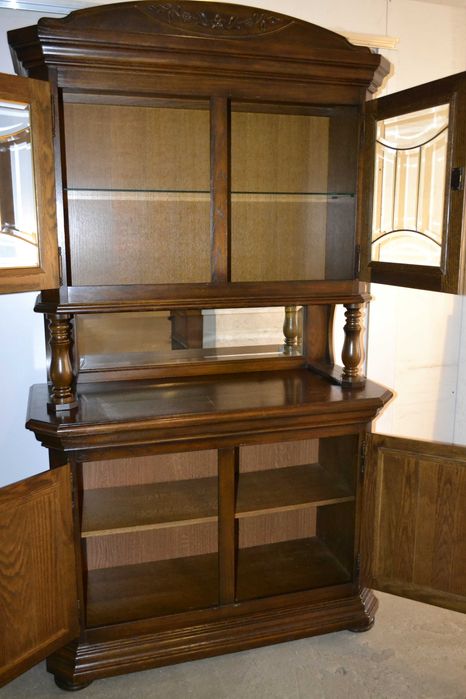 kredens stylowy . kryształy . dąb