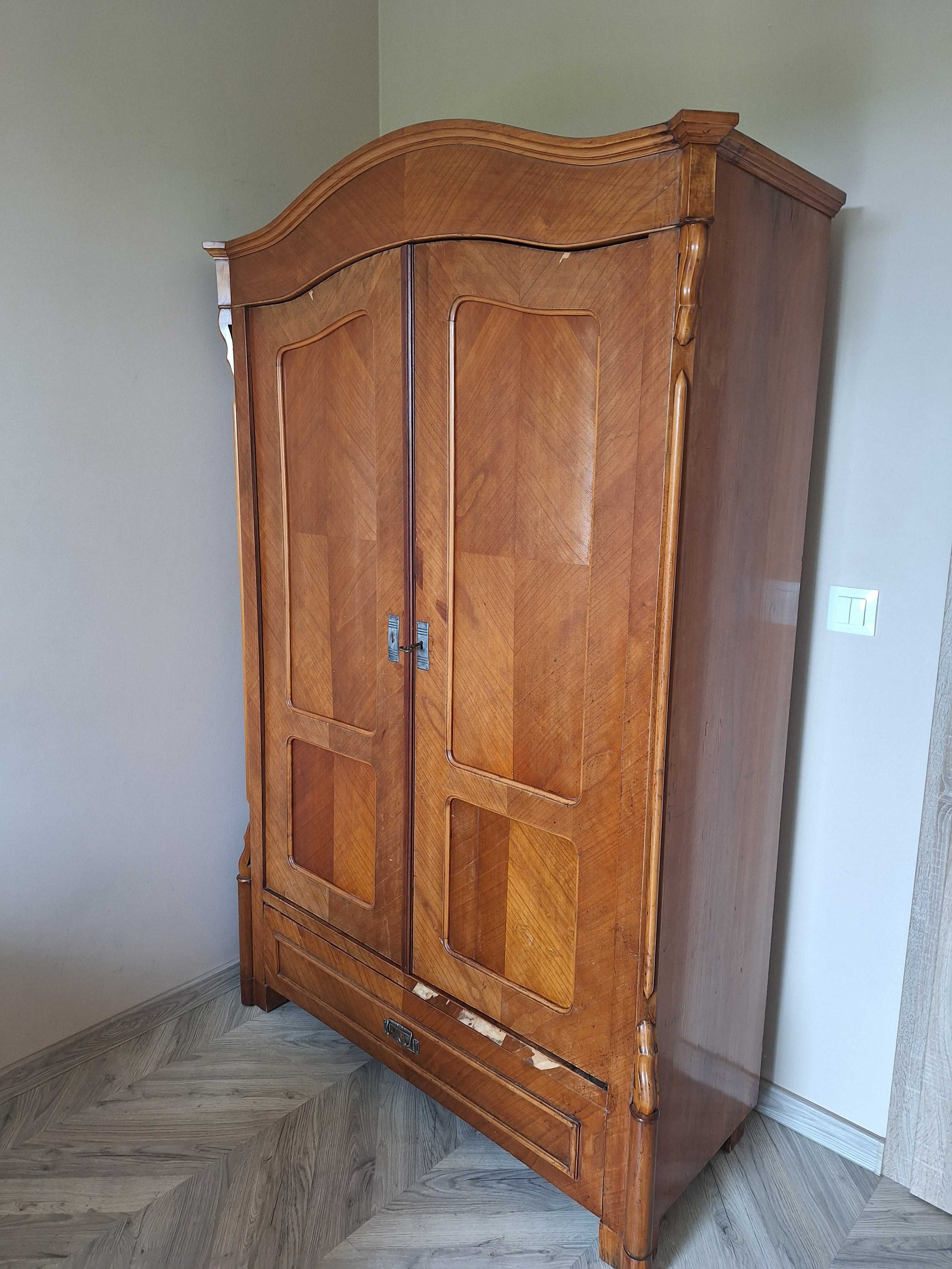 Stylowa szafa z drewna orzechowego