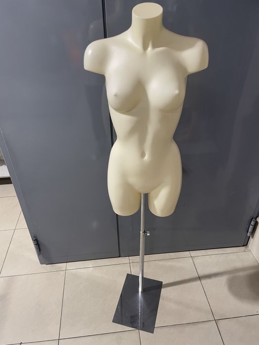 Manekin  z wysokiej jakosci tworzywa , uzywany  , stan idealny