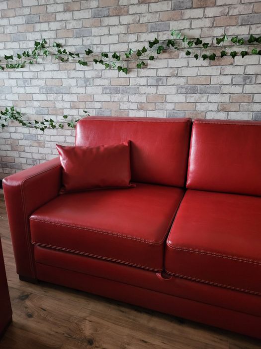 Przepiękna czerwona kanapa w zestawie z fotel