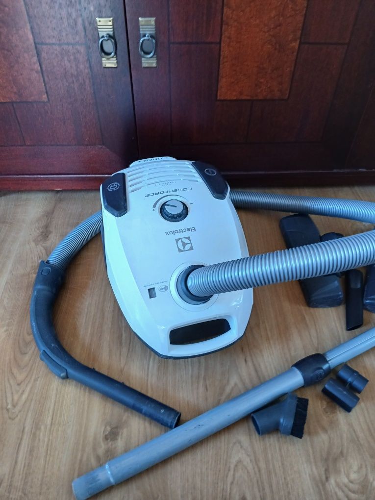 Odkurzacz Electrolux PowerForce EPF61IW  LUC1 700 W