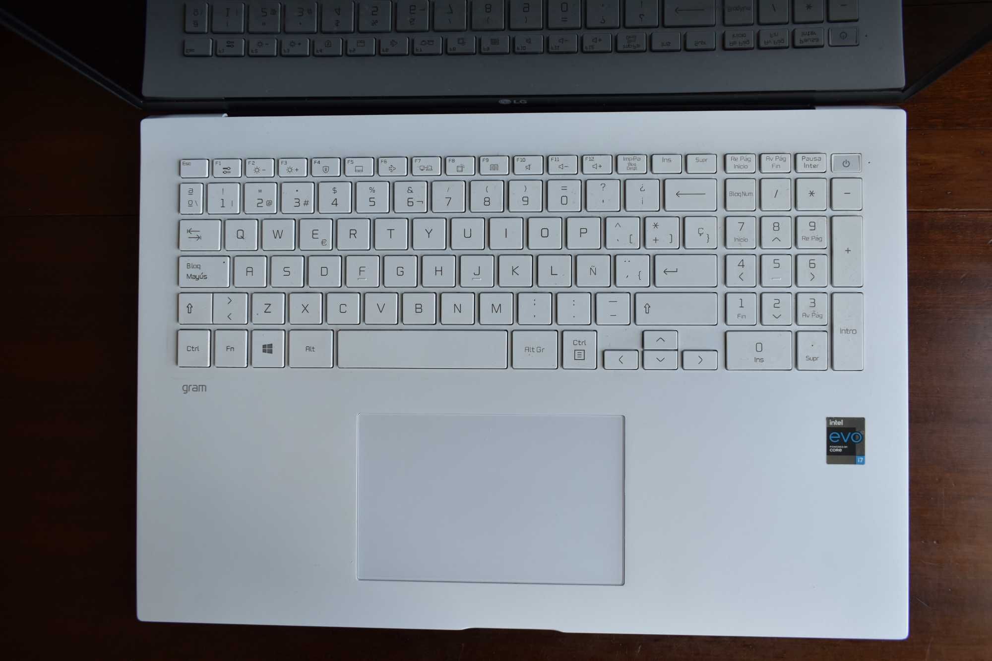 Portátil LG gram 17" ultrafino, 1TB SSD, 16 GB RAM, Windows 11