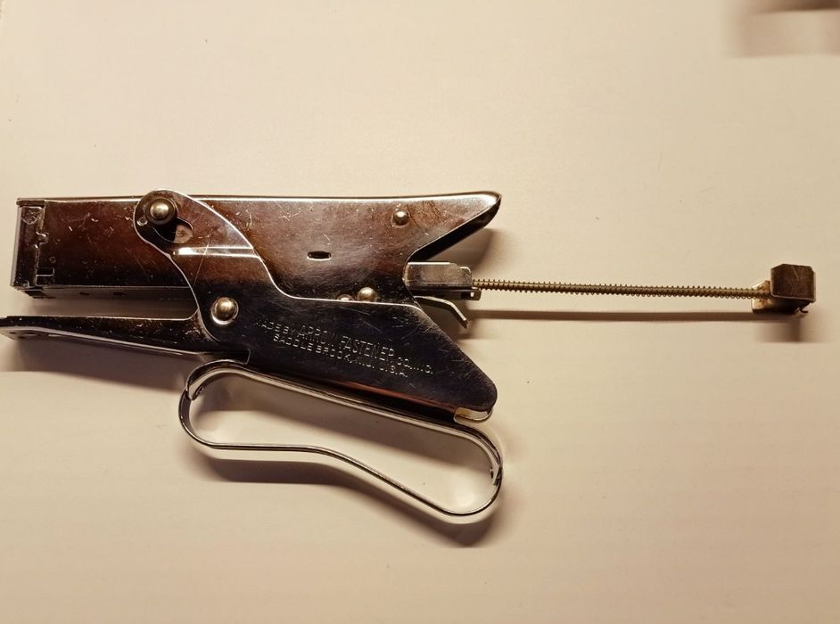 Arrow P22 ręczny zszywacz szczypcowy.