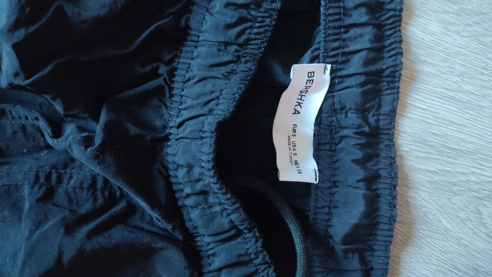 Bershka ortalionowe spodnie. Rozmiar S.