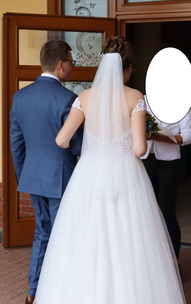 Suknia ślubna z welonem