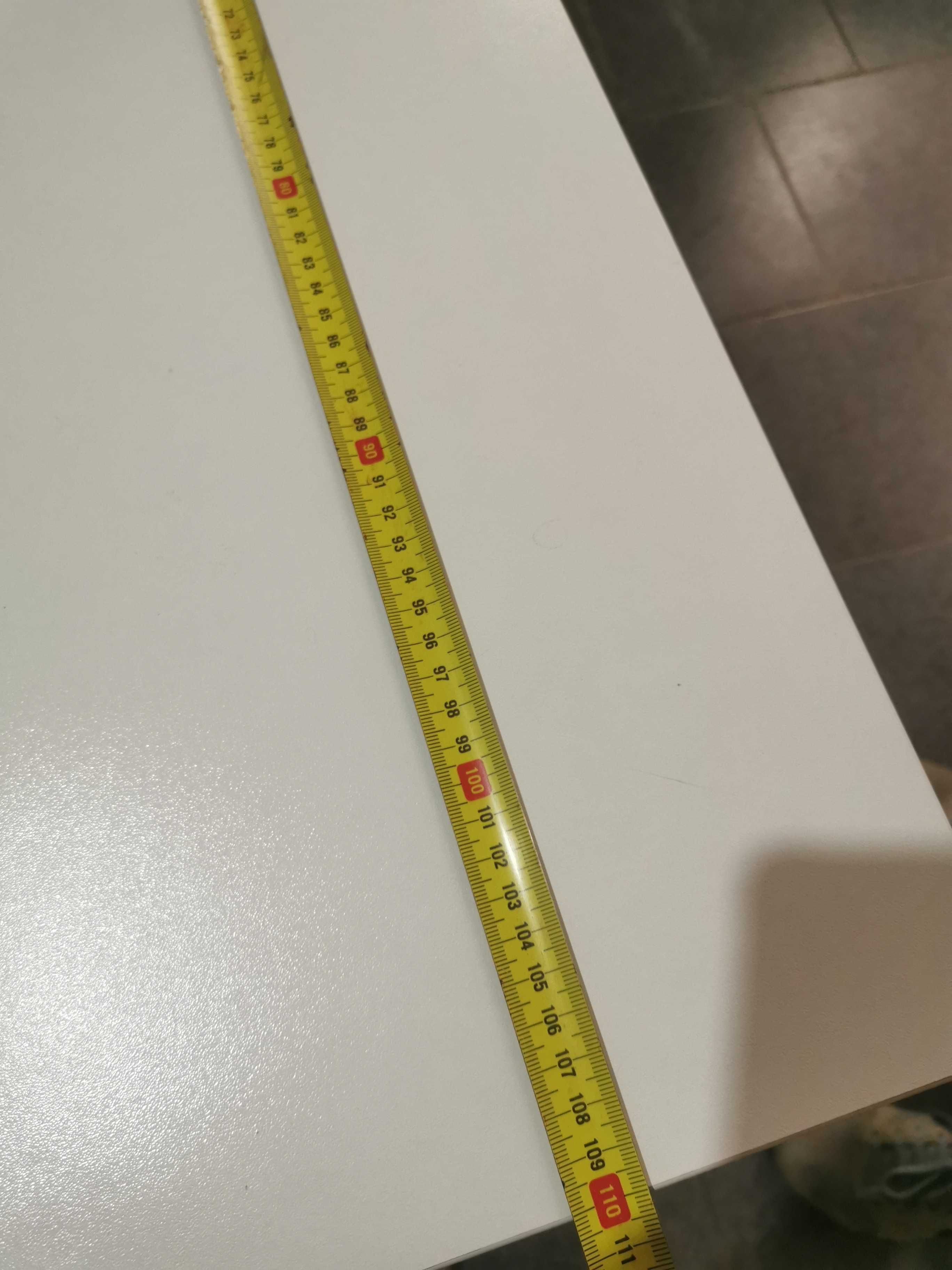 Mesa de cozinha branca e cinza