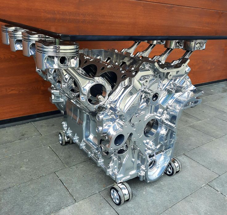 Stolik z bloku silnika Ferrari 430 California Engine table
