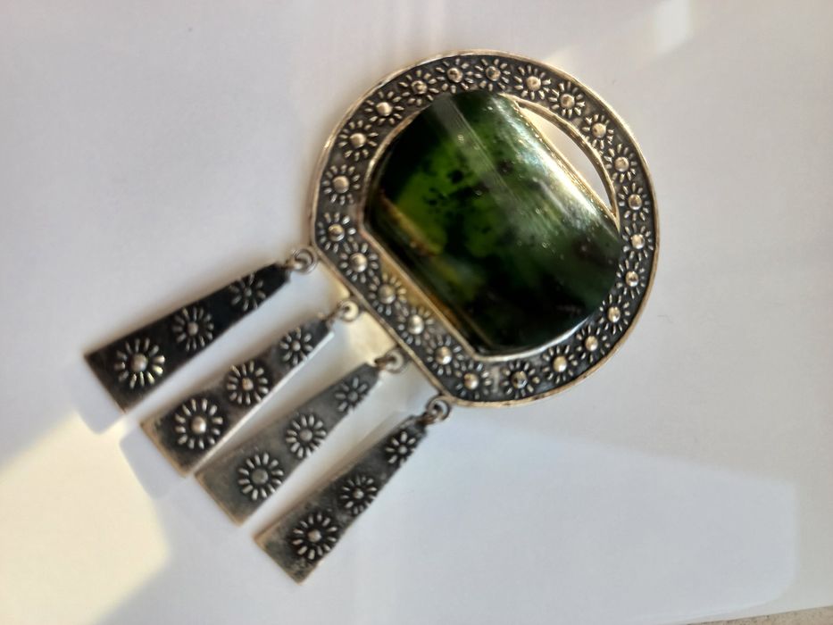 Брошь серебро 875проба нефрит