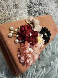 Różowa kopertówka z kwiatami