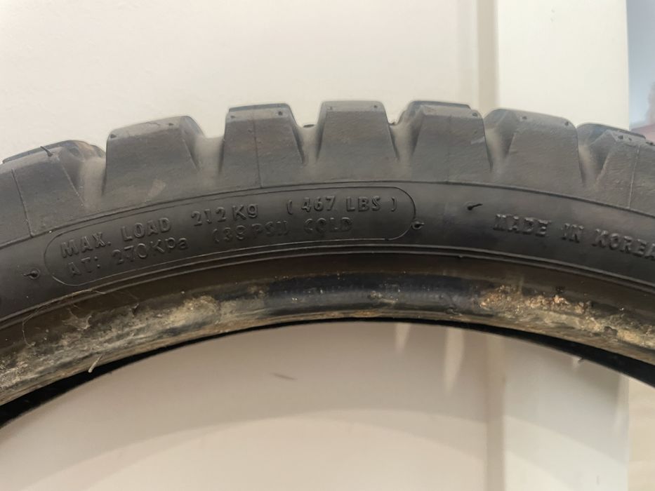 Um conjunto pneu de anteiro e pneu traseiro